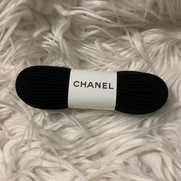 CHANEL shoe box with shoe sleeves and new set of CHANEL shoelaces. - Picture 4 of 5
